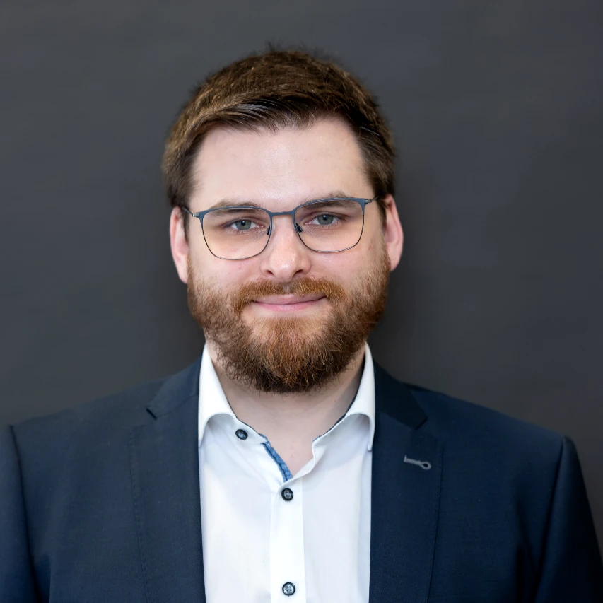 Torsten Sokoll, Augenoptikermeister bei Augenoptik Schäfer in Dietzenbach, spezialisiert auf Prismenbrillen und Kontaktlinsen.