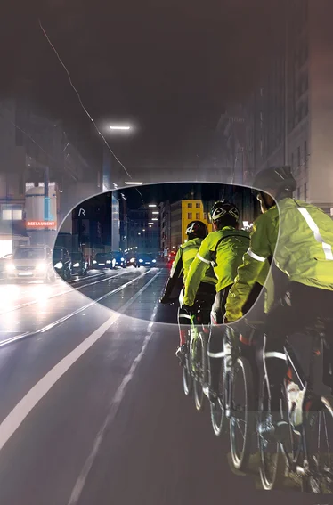 Straßenszene bei Nacht mit Lichtspuren – optimales Sehen bei Dämmerung dank individueller Brillengläser