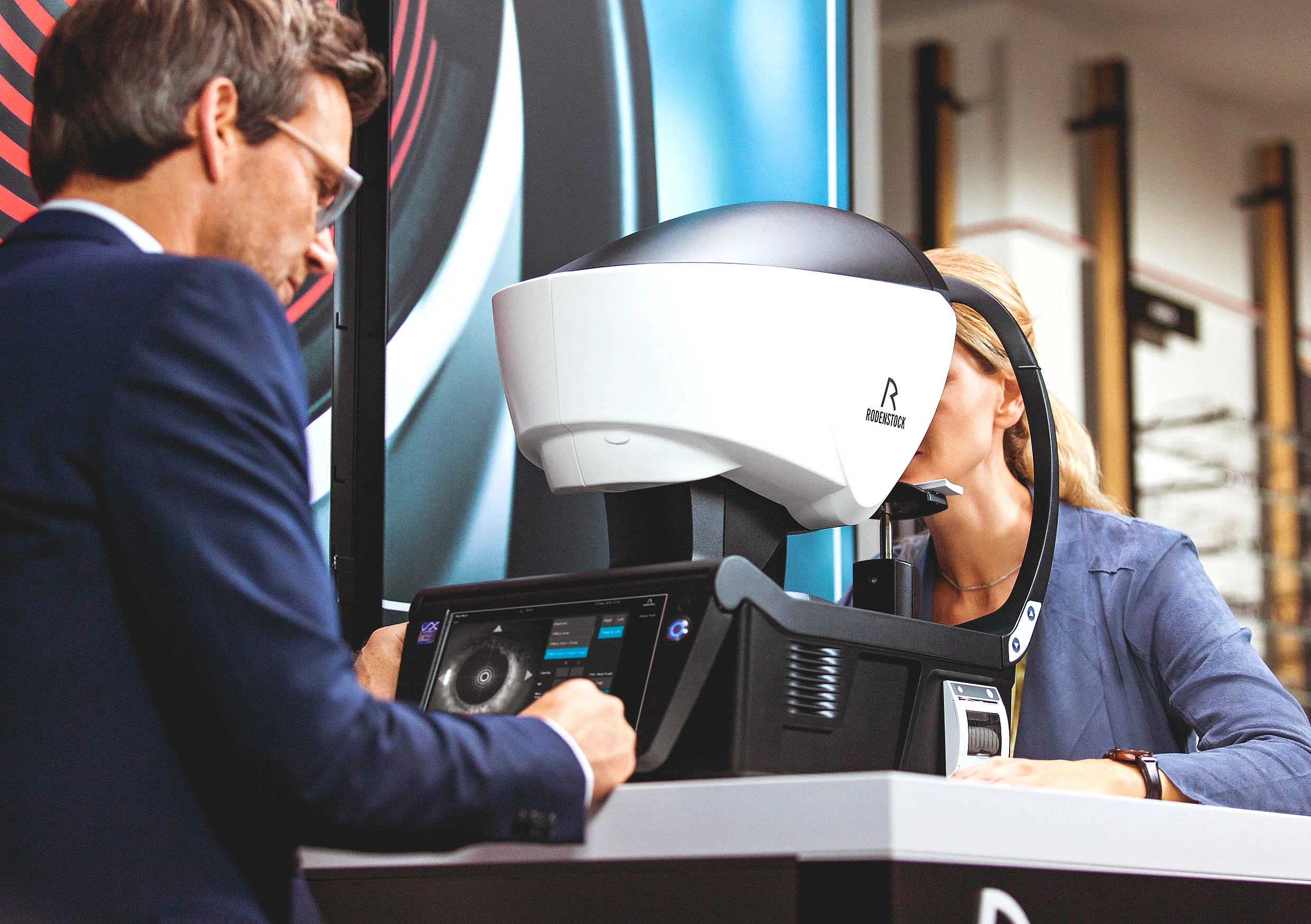 DNEye Scanner in Aktion – Hochpräzise Sehanalyse bei Augenoptik Schäfer in Dietzenbach